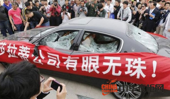 鑫雅衣柜:从砸名车维权看衣柜售后的重要性