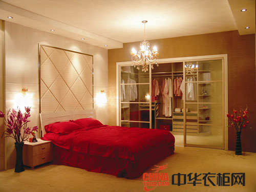 良好的服务态度是衣柜加盟店的导购必备素质